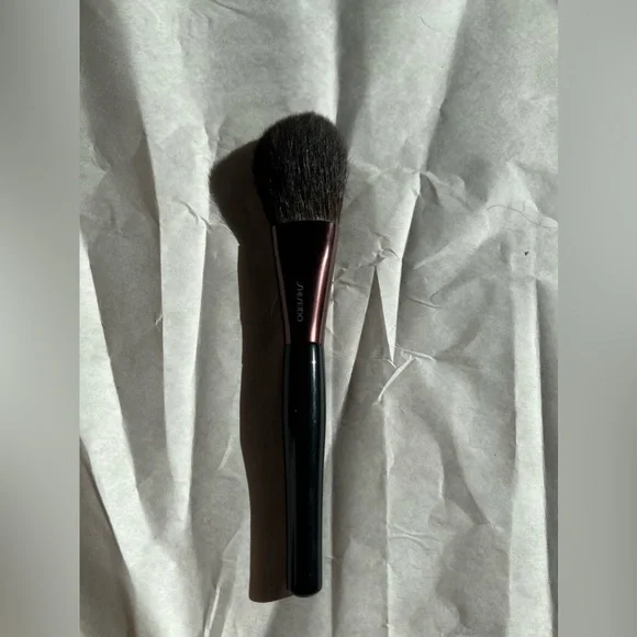 Shiseido The Makeup Powder Brush Soft Squirrel Hair, No Box - Picture 3 of 3